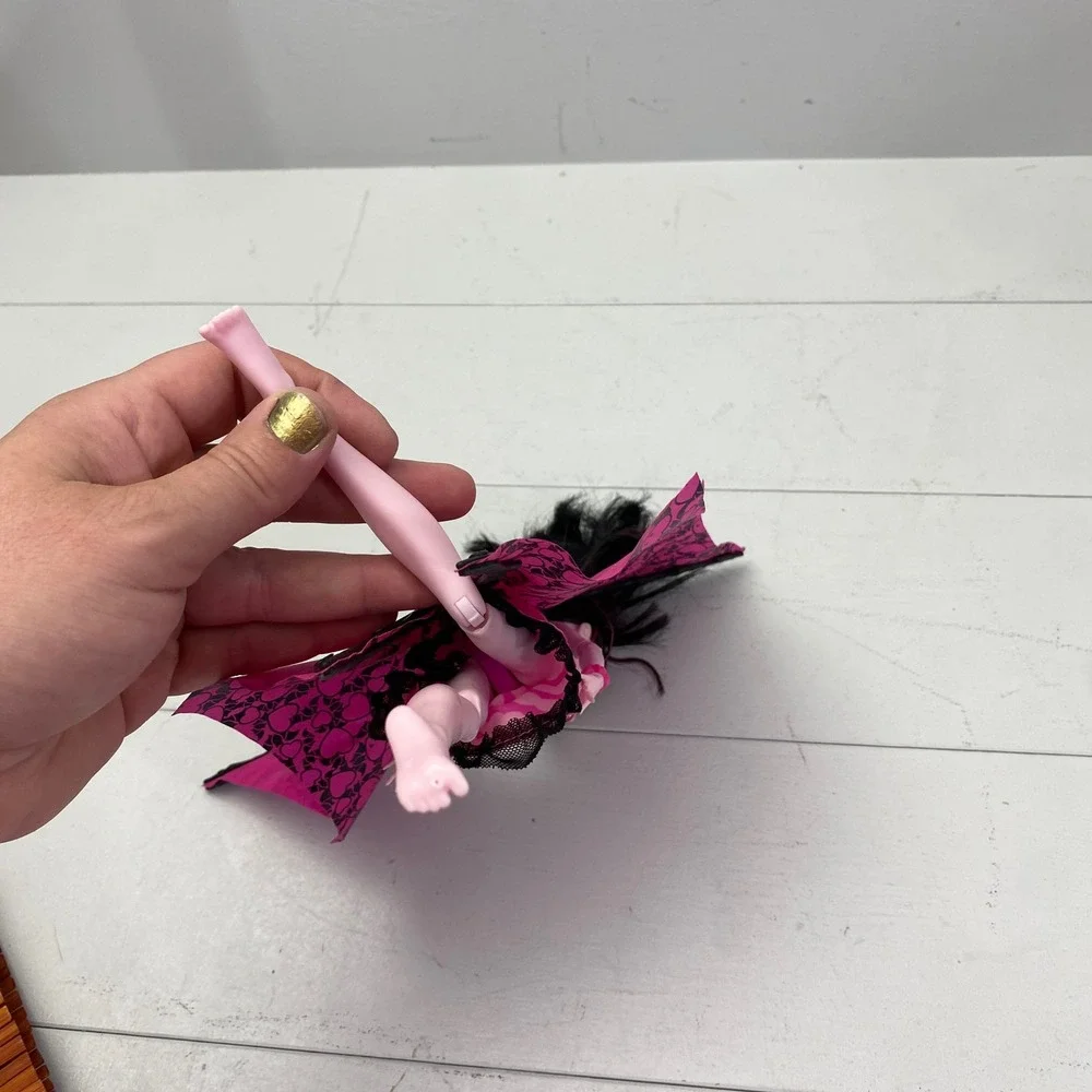 Monster High Ghoul to Bat Draculaura Doll No Shoes Transformation Mattel Goth